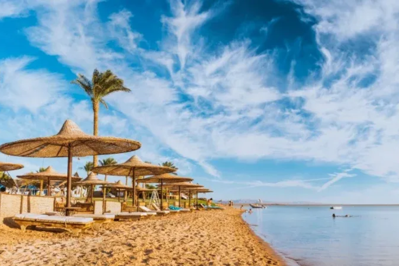 Panorama di Marsa Alam con cielo sereno, ideale per chi cerca temperature miti in Egitto