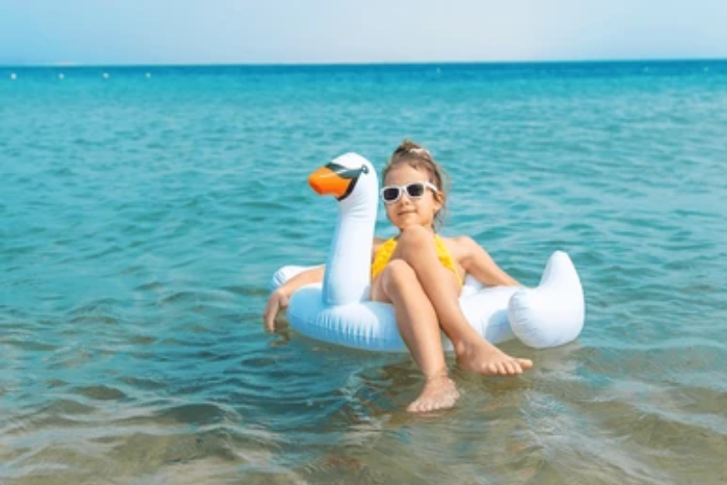 Spiaggia soleggiata con mare turchese a Hurghada e Sharm el Sheik