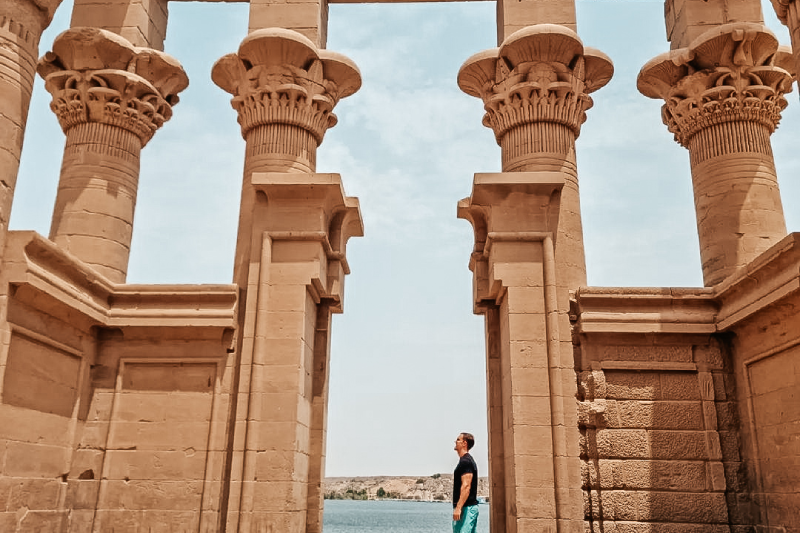 Panorama di Aswan con il Nilo e i templi storici, meta ideale per una visita