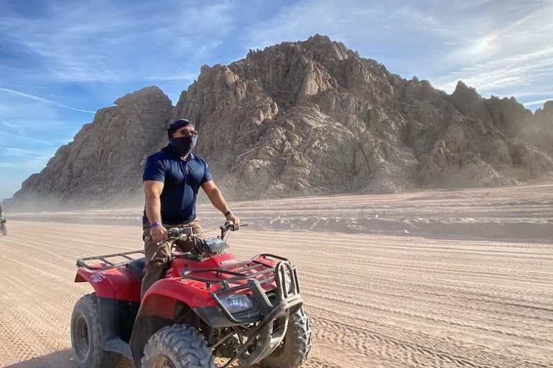 Escursione in quad nel deserto di Sharm el Sheikh tra dune dorate e paesaggi mozzafiato
