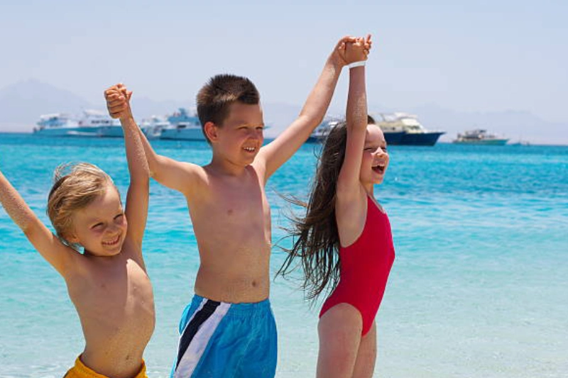 Bambini in vacanza sul Mar Rosso tra spiagge sabbiose, mare calmo e attività sicure