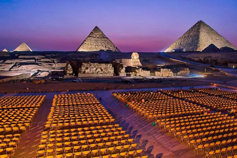 Spettacolo di suoni e luci alle Piramidi di Giza durante la notte