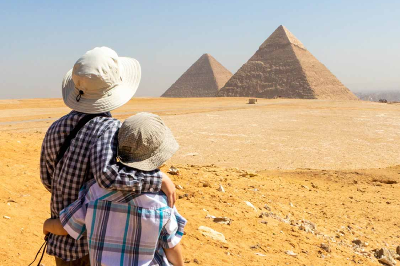 Veduta del deserto egiziano con piramidi sullo sfondo vicino a Il Cairo